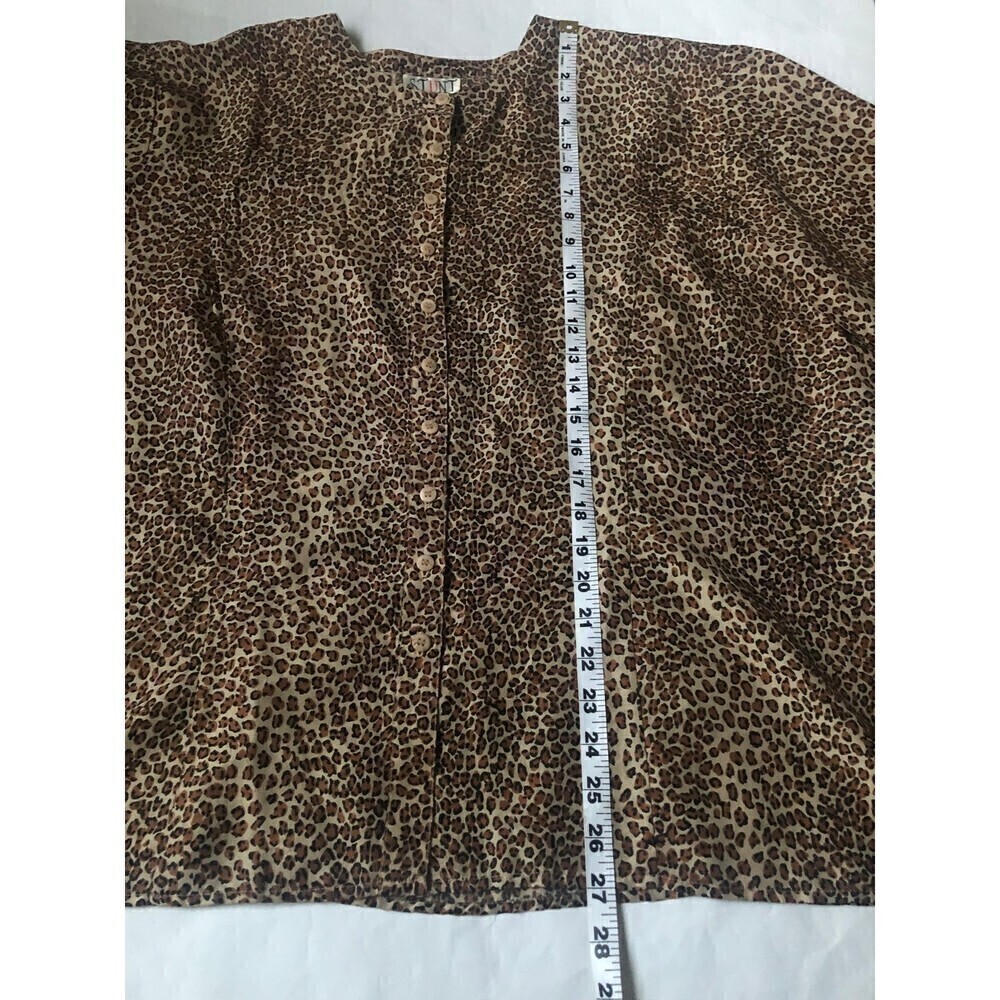 Stunt women’s 100% Silk Animal Print button down blouse - Picture 4 of 5